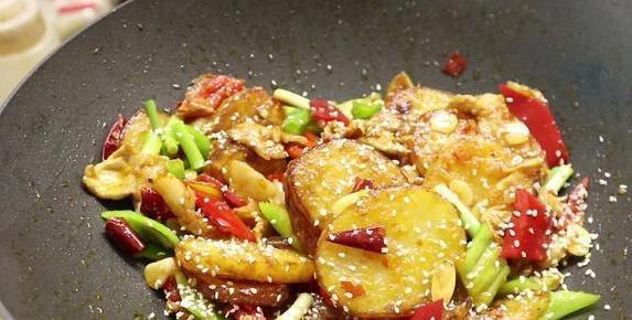 土豆片不油炸照样酥，家常一招炒出饭店味，你敢试吗？