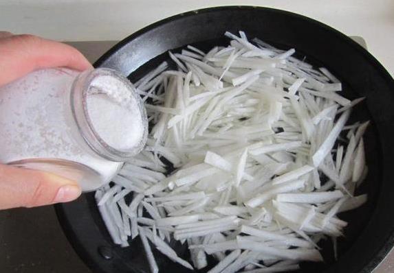 白萝卜炒粉条有秘诀，少做一步菜就废，3分钟学会饭店味