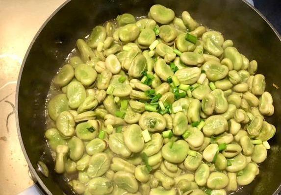 蚕豆炒一盘香翻全家，简单做法藏大秘密，你家这样吃过吗？