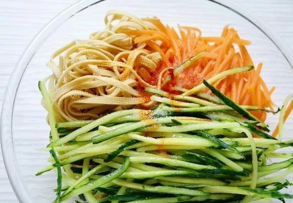 黄瓜胡萝卜几块钱，拌出全家抢着吃的下饭菜，你会做吗？