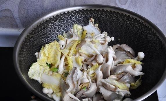 一斤梭子蟹炖菜汤，鲜得让人舔碗底，你家试过没？
