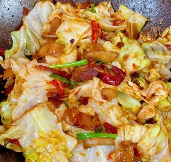 包菜别直接炒，软塌出水不好吃！2招教你炒出饭店味？