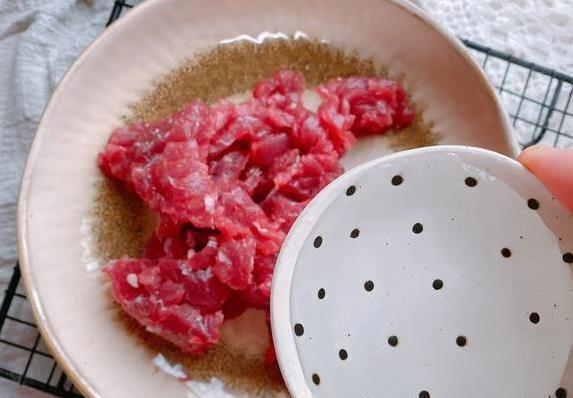快手香菜炒牛肉，15分钟上桌，嫩得筷子夹断香辣下饭