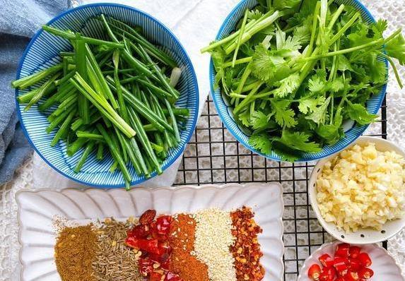 三个土豆炒一盘，香辣口感完胜小摊，你家也能成美食！