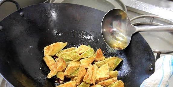 一盘茄子馋哭邻居！外酥里嫩超简单，你家也能做大厨菜
