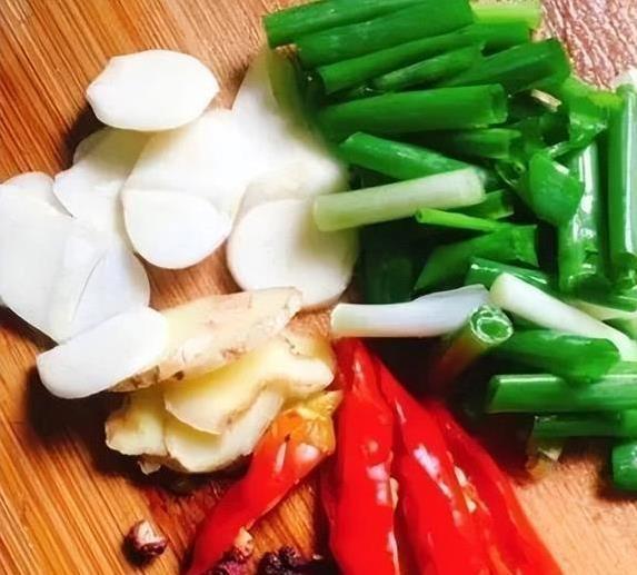 茭白炒肉香翻天，降三高神器，你家餐桌缺了它？