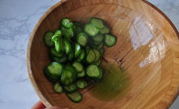 水果黄瓜新吃法，拌茴香清爽开胃，10分钟做出一盘夏日神菜