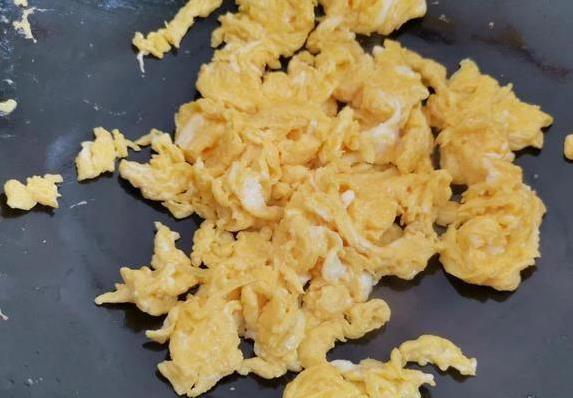 家常菜翻新，鱼香鸡蛋完胜肉丝，3步做出饭店味？