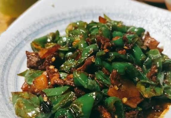 广东小伙爱吃辣，南昌点5菜被辣哭，服务员早提醒了