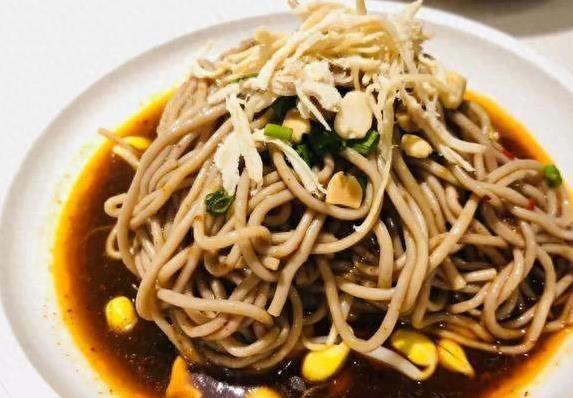 酸菜鸡丝豆角面，半小时搞定全家饭，你家秘方加啥料？