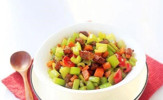 芹菜胡萝卜炒腊肠，10分钟出锅，香到家人抢光盘子！