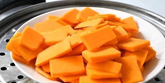 南瓜饼加红豆沙，香甜软糯全家抢，10分钟学会秘方