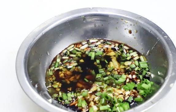 家常清蒸小公鸡超简单，3小时腌出咸香味，酱汁一浇香到爆？