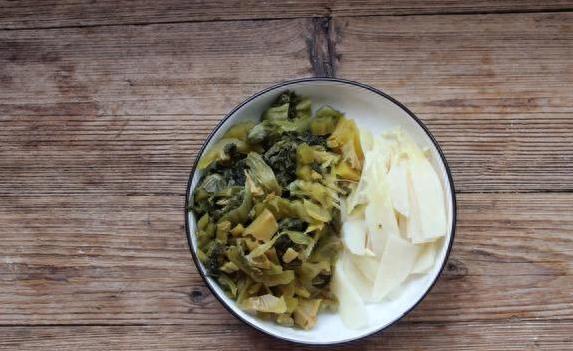 酸菜鸡丝豆角面，半小时搞定全家饭，你家秘方加啥料？
