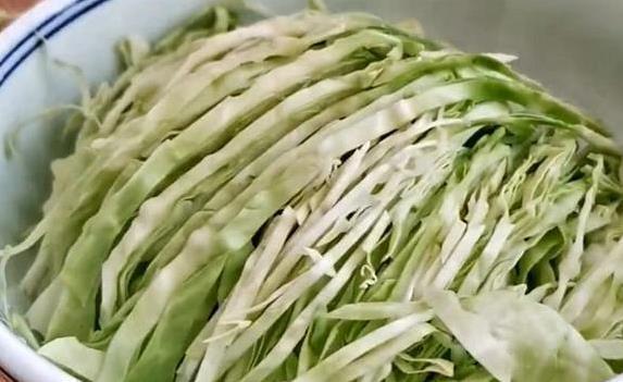 早餐别买油条了，3分钟自制菜饼，焦香软嫩全家抢