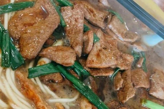 20年老面馆从不换食材，游客排队只为一碗面，乡愁全在汤里？