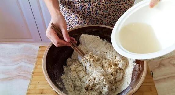 1碗玉米面3碗面粉，山东大姐教你蒸馒头，软到一口上瘾？