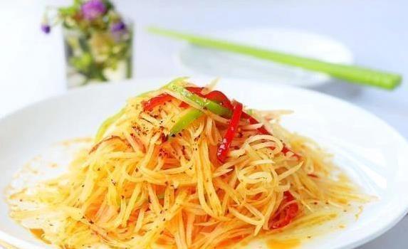 土豆丝总粘锅？3个小技巧，炒出又脆又香的家常菜！