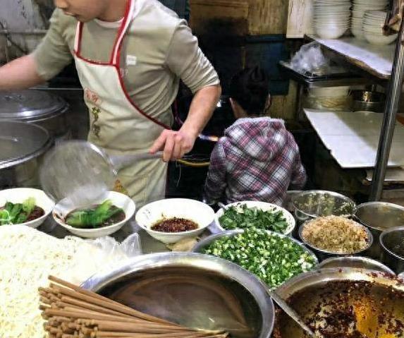 重庆破街小面馆火爆全城，麻辣味勾魂，蹲路边吃到舔盘