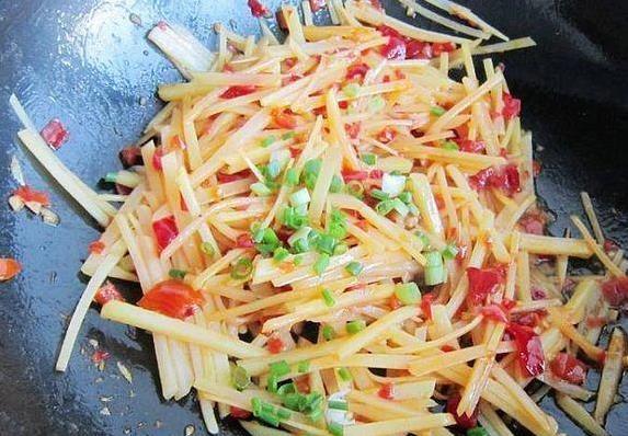 土豆丝总粘锅？3个小技巧，炒出又脆又香的家常菜！