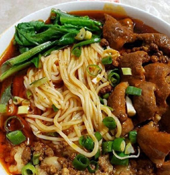 重庆破街小面馆火爆全城，麻辣味勾魂，蹲路边吃到舔盘