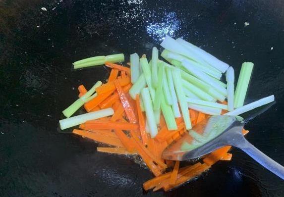 10分钟搞定晚餐！木耳西芹炒鸡蛋，营养全家都爱吃
