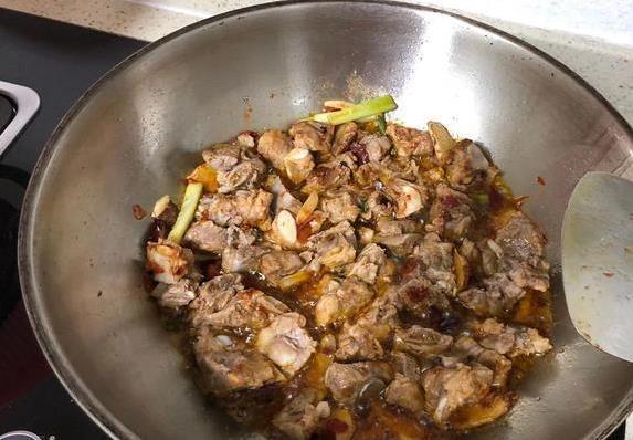 孩子长高全靠它？每周一盘土豆排骨，营养爆棚！