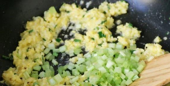 剩饭变身黄金香，十分钟炒出幸福味，你家也能行？