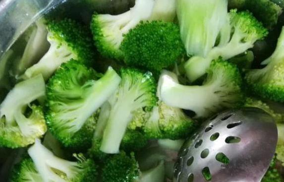 饭店虾仁滑嫩弹牙全靠这招？简单一步，家常菜秒变大厨味！