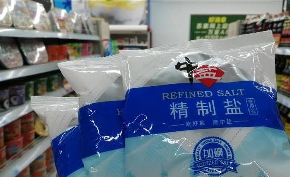 超市买盐傻眼了？海盐精盐差价大，味道差别你尝过吗？