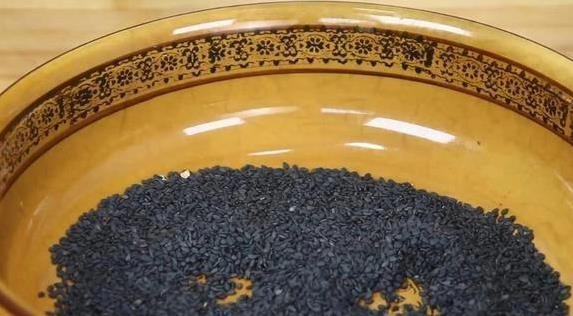 80克黑芝麻加2个鸡蛋，简单一揉，酥脆小饼干全家抢着吃