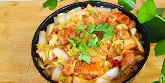 五花肉白菜炖粉丝，香到舔盘！红烧肉都比不过？