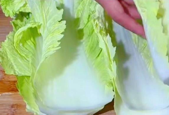 白菜炒错全家嫌？学会饭店这招，3分钟出锅脆嫩不流水