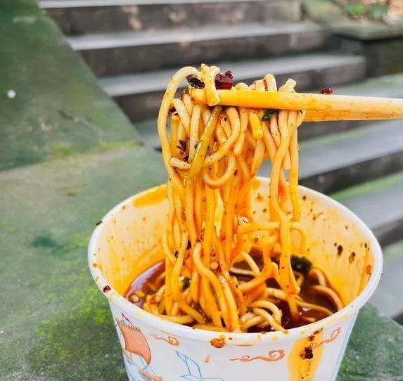 35年不挪窝的重庆小摊，200斤美食天天卖光，为啥不让打包？