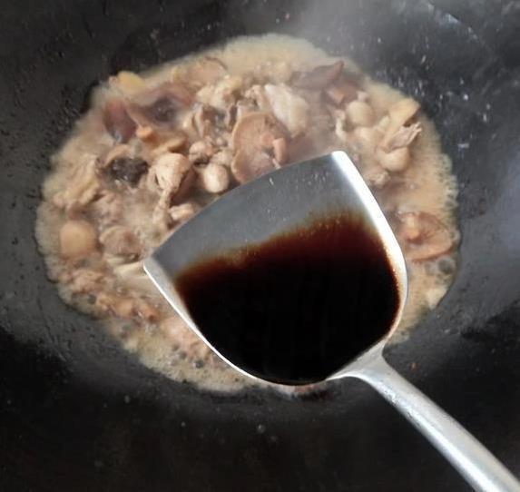 香菇滑鸡超简单做法，肉嫩菇香，家人抢着吃