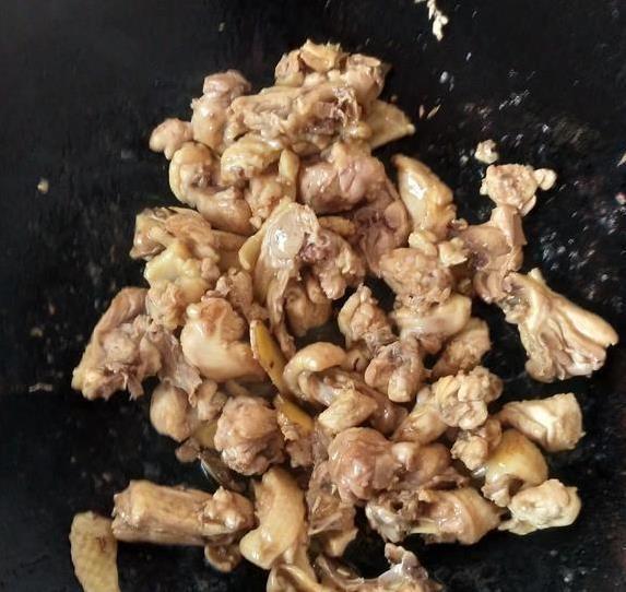 香菇滑鸡超简单做法，肉嫩菇香，家人抢着吃