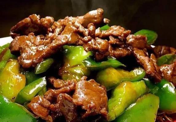 五花肉炒青椒，十分钟上桌，香到全家抢着吃！