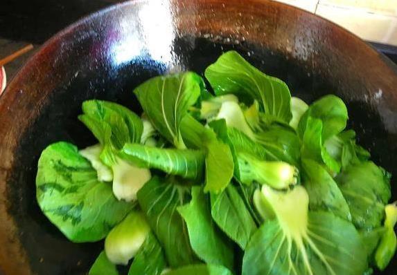 菠菜贵过猪肉12元一斤？3个炒菜秘诀，翠绿不黄好吃到爆