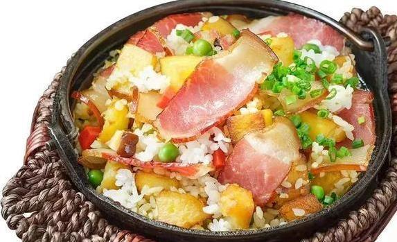 土豆腊肉加米饭，电饭煲一键出美味，成本低却香到邻居敲门