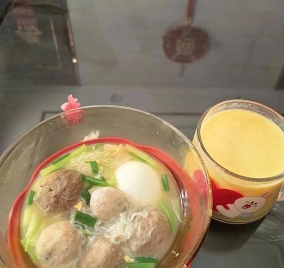 广东主妇做饭忙一天，老公吃完却不满足，1万生活费哪去了？