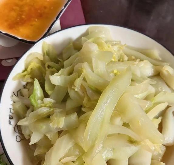 广东主妇做饭忙一天，老公吃完却不满足，1万生活费哪去了？