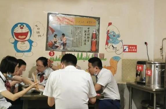 重庆破平房藏美食老店,无招牌却火23年,饭点豪车挤满门