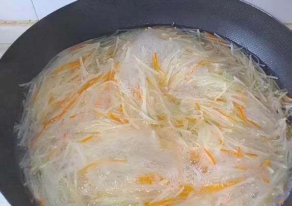 土豆丝泡水十分钟，酸辣味翻倍，学会这招全家抢着吃