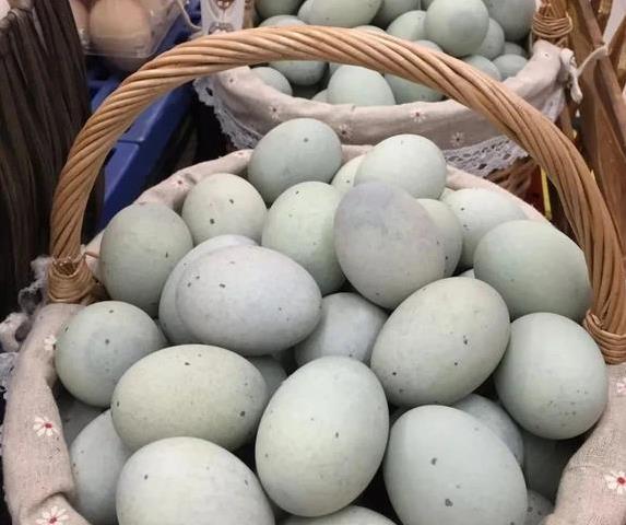 皮蛋好吃却藏坑，4招教你挑到宝，10元9个也得扔？