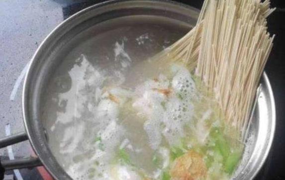 面条汤浑黏糊糊？只因忽略1个小技巧，煮出筋道全家夸