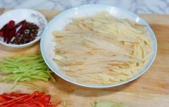 土豆丝泡水十分钟，酸辣味翻倍，学会这招全家抢着吃