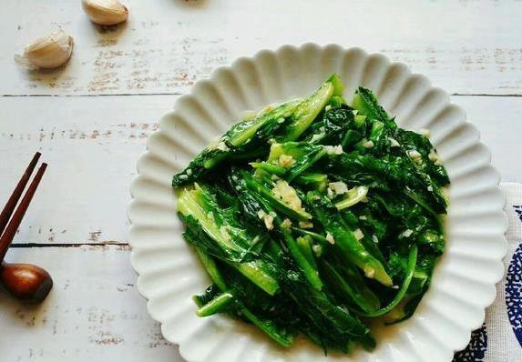 新手也能炒出饭店味，蒜蓉油麦菜30秒上桌，咋做都好吃？