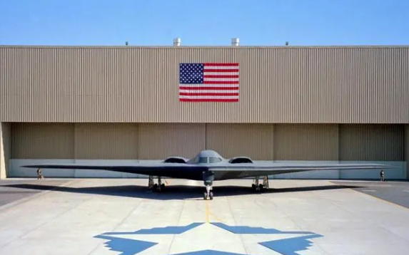 推迟近2年后，B-21轰炸机终于揭幕