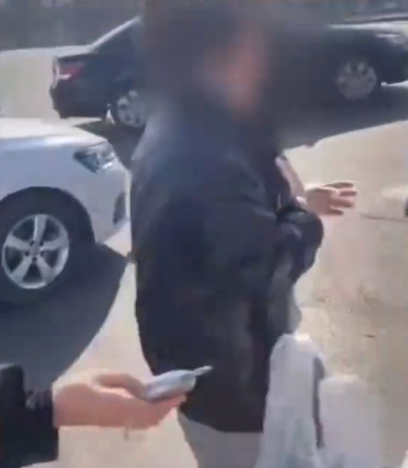 小贩卖草莓一斤缺了半斤