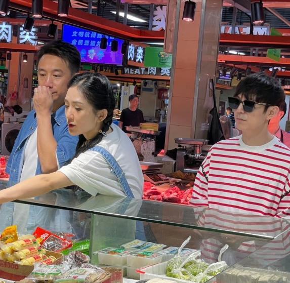 何炅谢娜黄磊逛菜市场 吴昕，李维嘉，杜海涛都没有一同前来